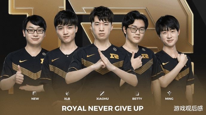 呈现出一个 呈现出一个